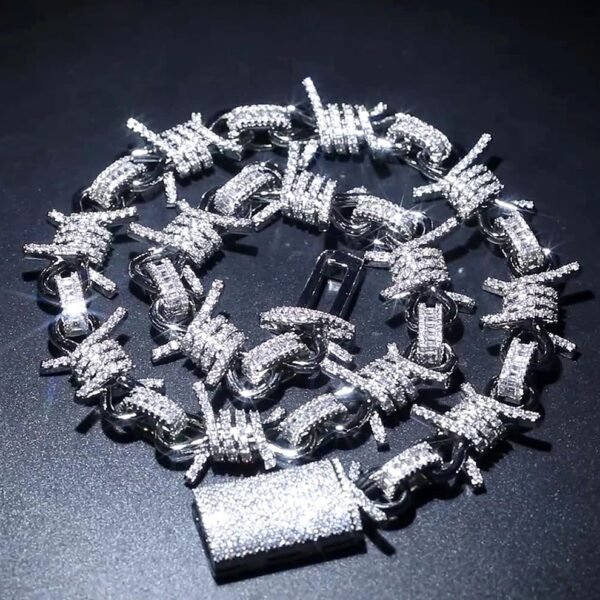 Barbed wire link chain